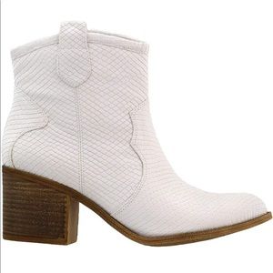 Dirty laundry white boot
